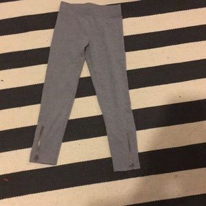 Gray legging with zipper